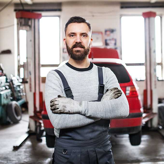 Mann steht in der Werkstatt